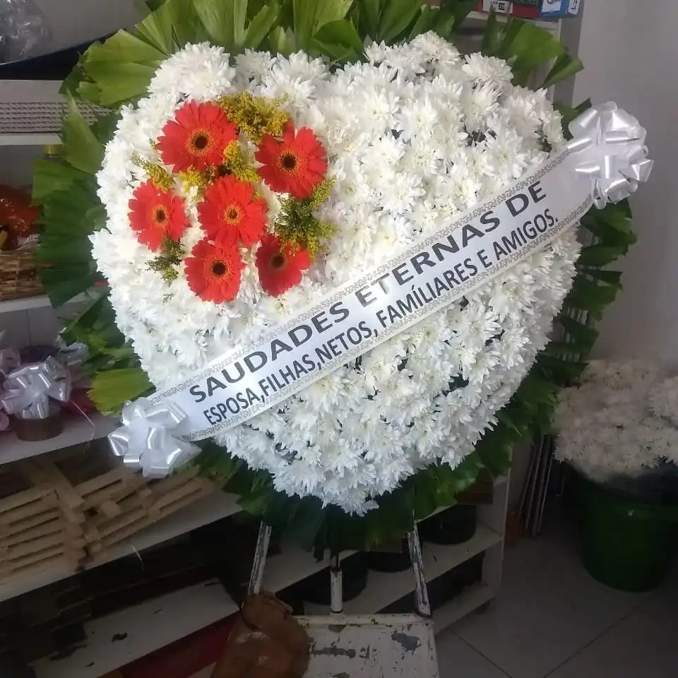 Coroa de flores branca com detalhes coloridos produzida pela Neyde Flores